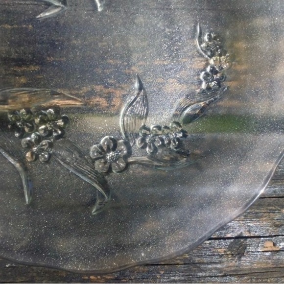 KIG INDONESIA VINTAGE FROSTED FLORAL EMBOSSED DECOR PLATE - Picture 2 of 3